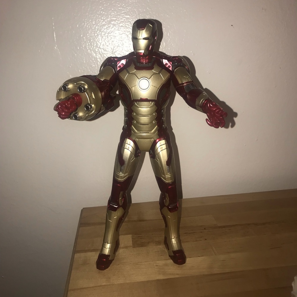 Marvel Iron Man 3 Sonic Blasting Action Figure
